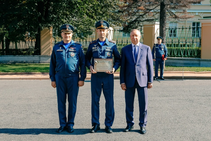 Александр Беглов и Александр Куренков передали петербургским пожарным и спасателям новую технику