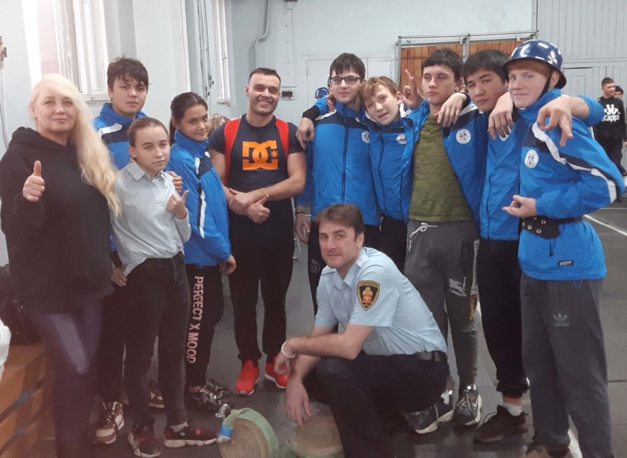 Школьники Петроградского района приняли участие в юношеских соревнованиях по пожарно-спасательному спорту