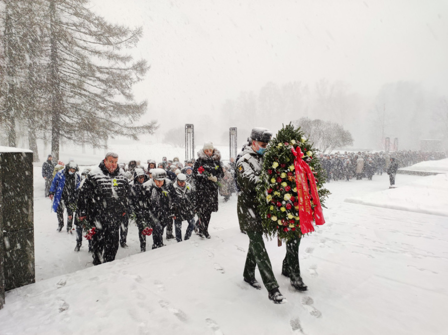 Возложение цветов на Серафимовском кладбище в честь снятия блокады