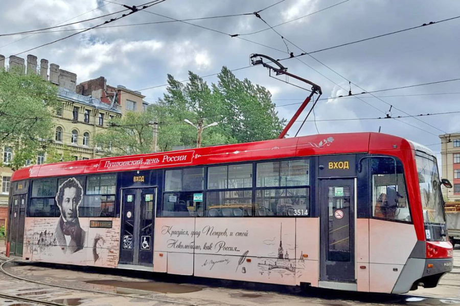 «Пушкинский трамвай» вышел на улицы Петербурга в День русского языка