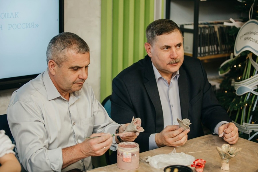 Глава муниципального образования Чкаловское Олег Пантела принял участие в мастер-классе «Цветы Победы»