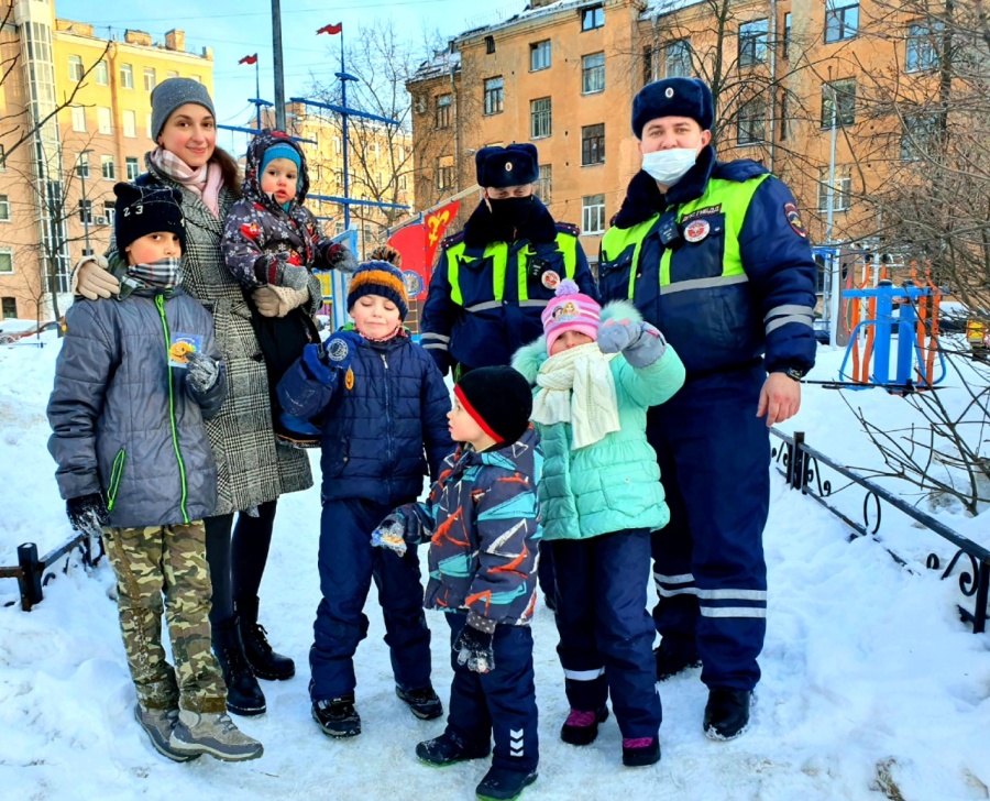 Сотрудники Госавтоинспекции Петроградского района проводят профилактические мероприятия «Юный пешеход» и «Детская площадка»