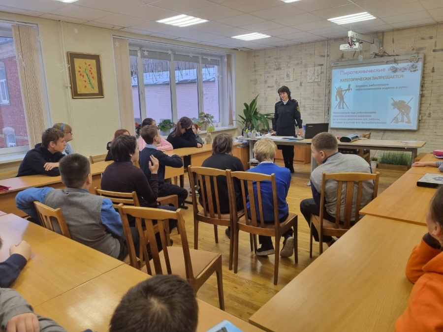 В преддверии новогодних праздников в школах Петроградского района проходят уроки и часы пожарной безопасности