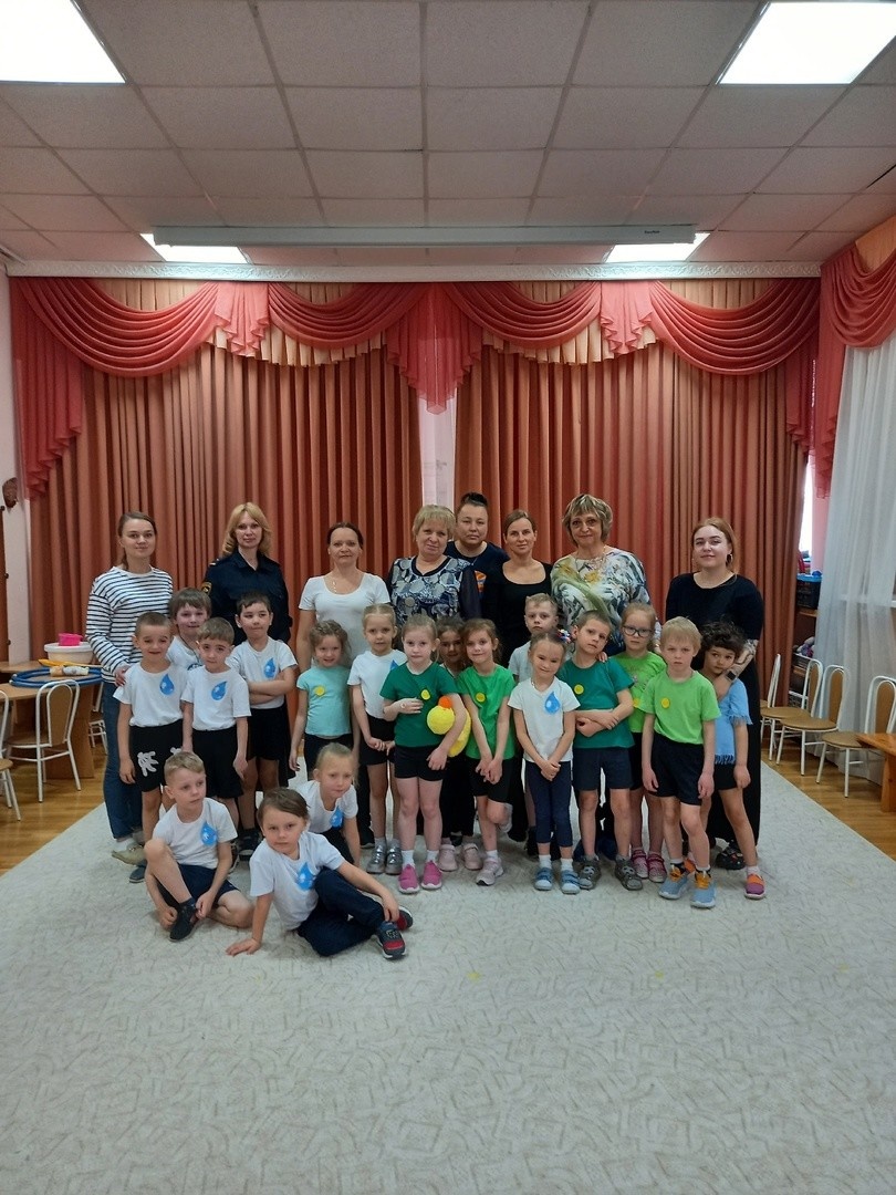Юные воспитанники ГБДОУ детский сад № 25 поздравили пожарные структуры Петроградского района с Днём пожарной охраны