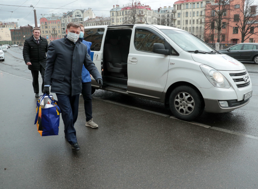 Вячеслав Макаров оказал адресную помощь нуждающимся петербуржцам