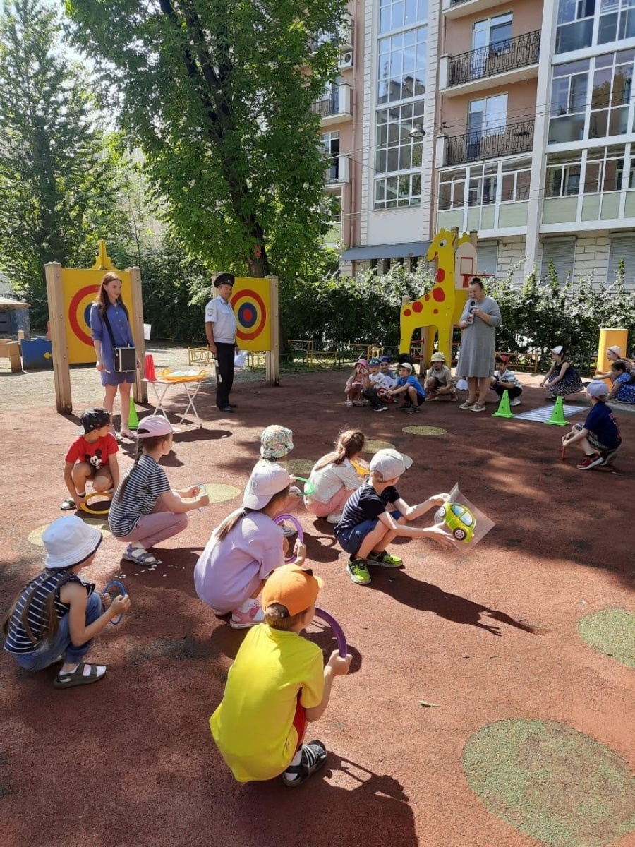 На постоянной основе сотрудники Госавтоинспекции Петроградского района посещают Детские сады