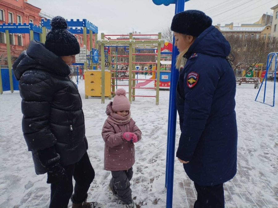 Сотрудники Госавтоинспекции Петроградского района провели очередное профилактическое мероприятие «Детская площадка»