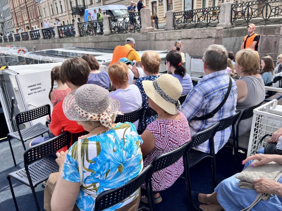 2 июля жители муниципального округа Чкаловское посетили обзорную экскурсию на теплоходе по рекам и каналам Петербурга