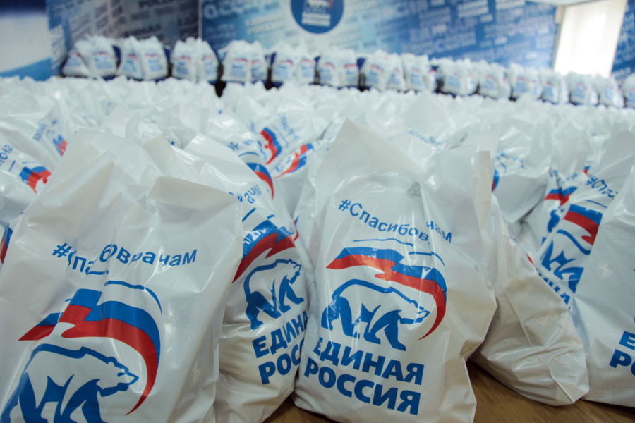 Вячеслав Макаров: Петербургские волонтеры передали более 2500 продуктовых наборов и 15000 масок в медучреждения