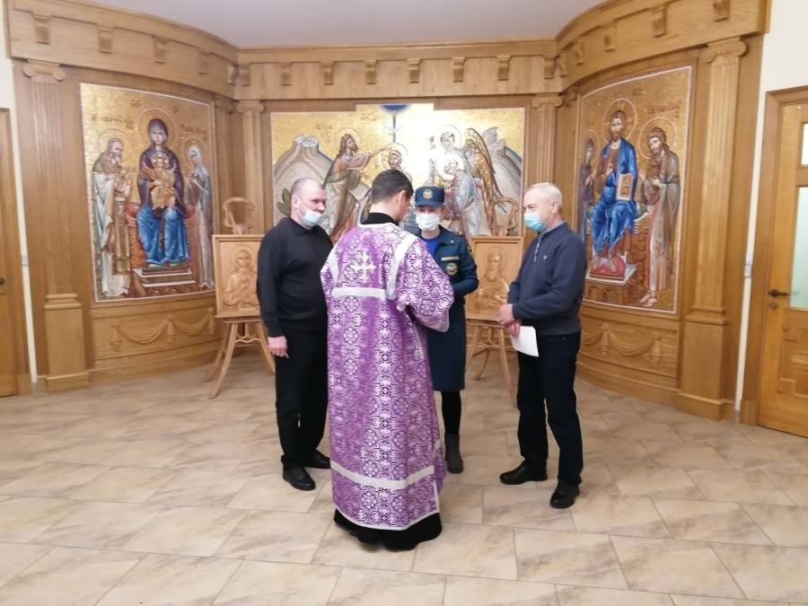 Безопасность в храмах Петроградского района накануне праздника Пасхи