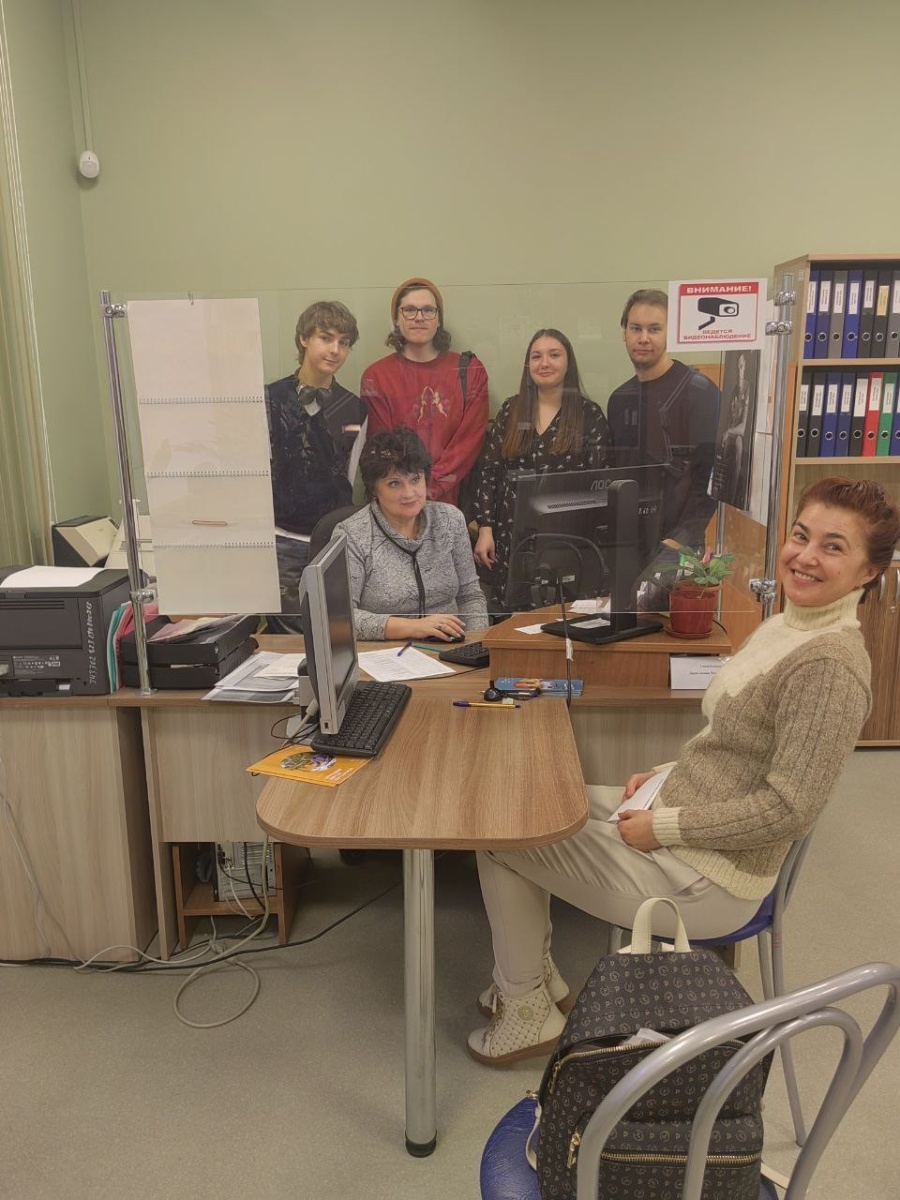 Специалисты клиентской службы ПФР в Петроградском районе познакомили учащихся Петровского колледжа с основами пенсионной грамотности
