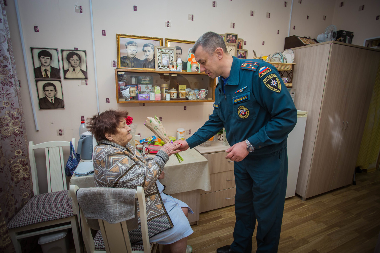 Поздравление женщин – ветеранов войны и труда